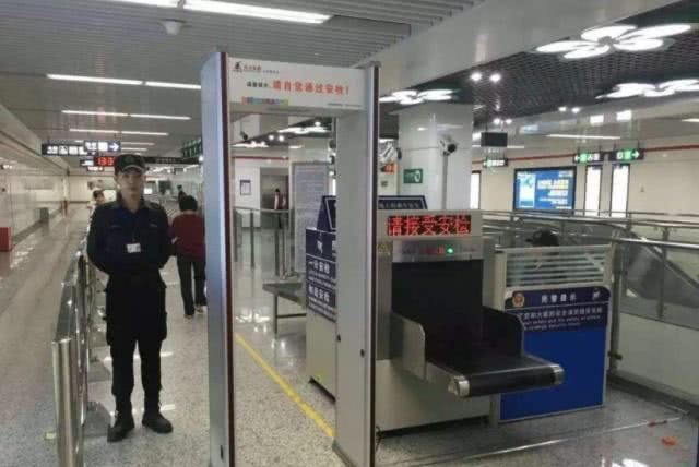 工资不高，为何年轻人仍愿成为地铁安检员？