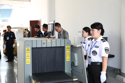 筑牢安全防线，守护精彩盛宴——华威保安圆满完成第二届鱼台龙虾节开幕式演唱会安检任务纪实